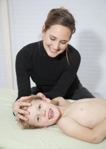 Ostheopaatbehandeling van een kind